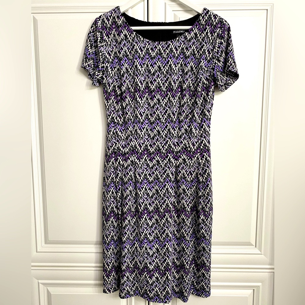 Roz & Ali Size 4 Short Sleeve Midi-dress Zipper Purple Print Scoop Neck Office